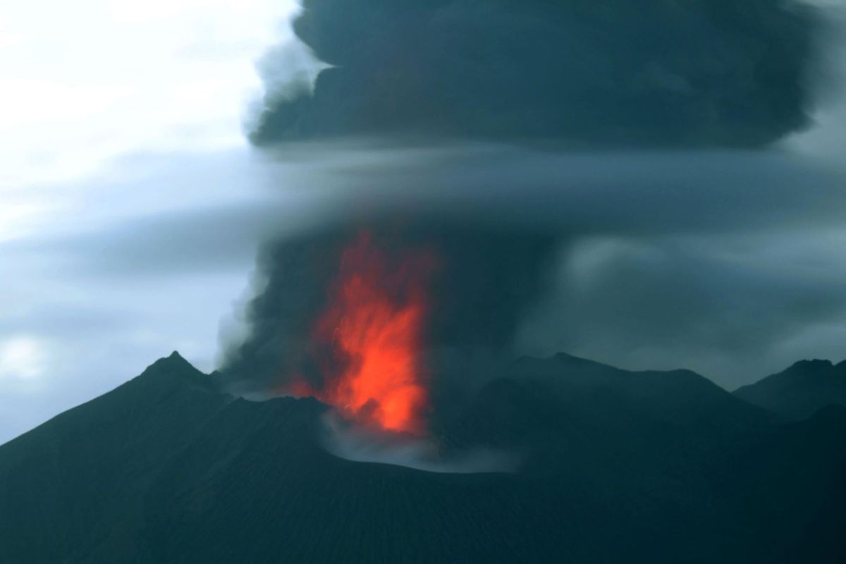 Gunung Shinmoedake Meletus! 2.192 Gempa dalam 7 Hari dan Fenomena Aneh di Bawah Tanah Jepang